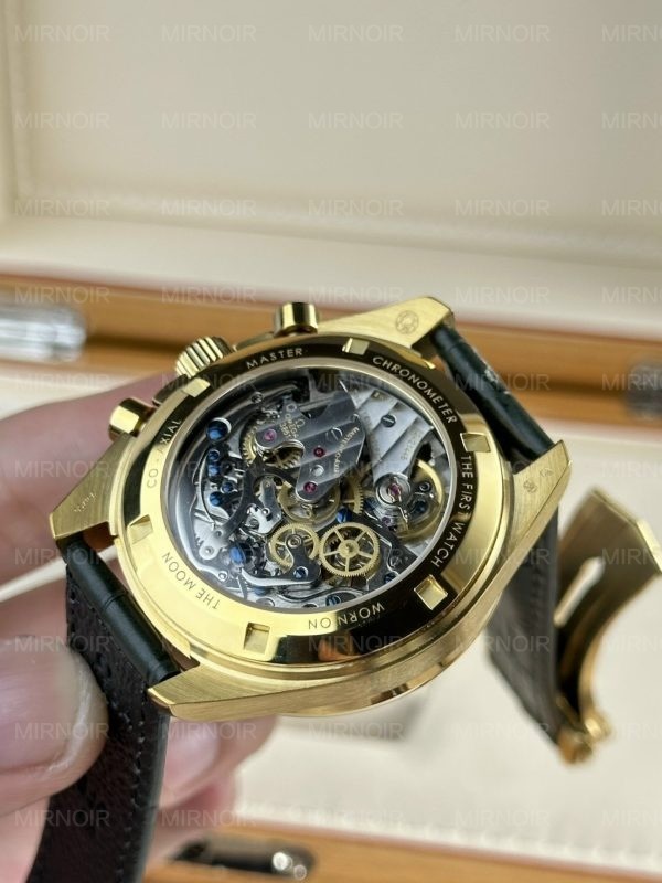 Dong-Ho-Omega-Speedmaster-Moonwatch-Replica-11-Mat-Xanh-La-RM-Factory-44mm-3.jpg