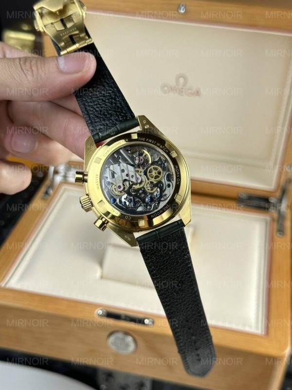 Dong-Ho-Omega-Speedmaster-Moonwatch-Replica-11-Mat-Xanh-La-RM-Factory-44mm-4.jpg