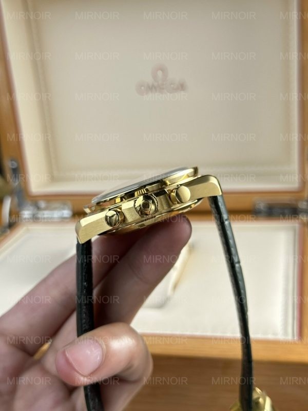 Dong-Ho-Omega-Speedmaster-Moonwatch-Replica-11-Mat-Xanh-La-RM-Factory-44mm-5.jpg