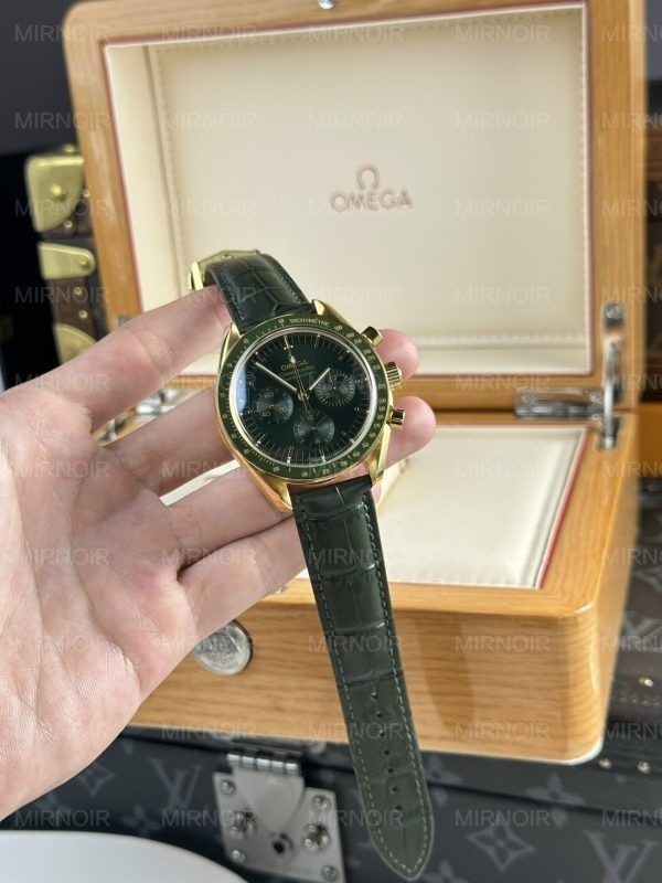 Dong-Ho-Omega-Speedmaster-Moonwatch-Replica-11-Mat-Xanh-La-RM-Factory-44mm-9.jpg