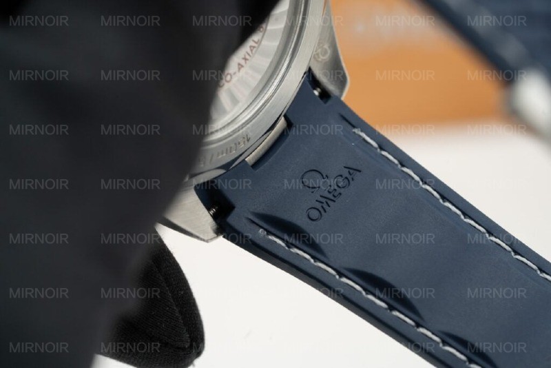 Dong-Ho-Omega-Seamaster-Aqua-Terra-Ban-Do-Day-Cao-Su-4.jpg