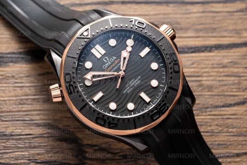 Dong-Ho-Omega-Seamaster-Vo-Gom-Mau-Demi-Day-Cao-Su-VS-Factory-42mm-2.jpg