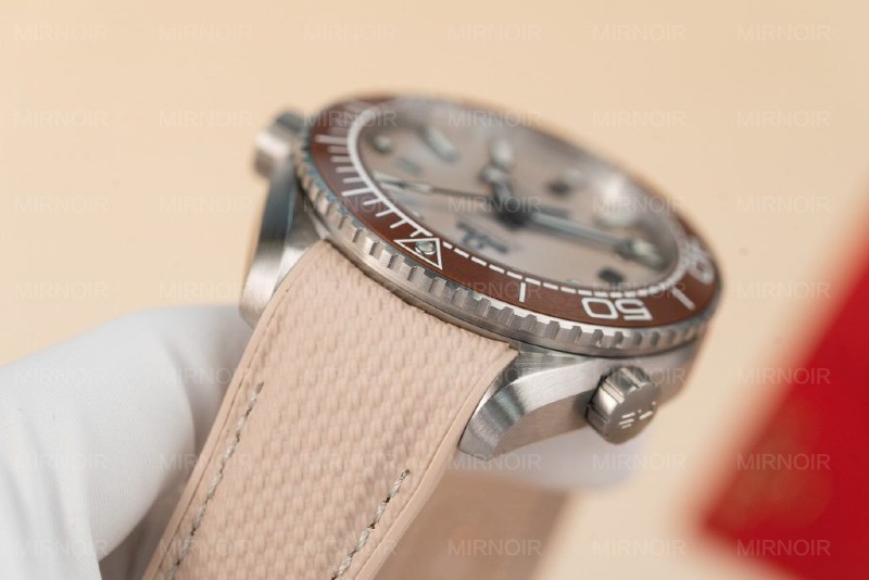 Dong-Ho-Omega-Planet-Ocean-600M-Replica-Cao-Cap-Nha-May-VS-8.jpg