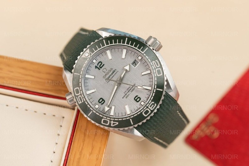 Dong-Ho-Omega-Planet-Ocean-600M-Mat-Xam-Rep-11-Nha-May-VS-4.jpg