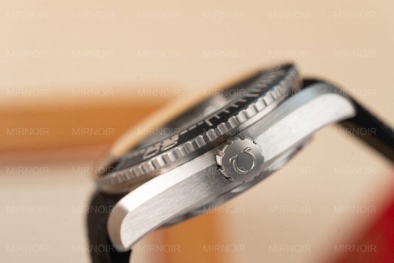 Dong-Ho-Omega-Planet-Ocean-600M-Mat-Den-Rep-11-Nha-May-VS-1.jpg
