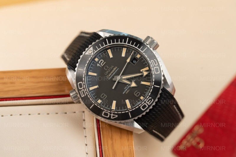 Dong-Ho-Omega-Planet-Ocean-600M-Mat-Den-Rep-11-Nha-May-VS-2.jpg