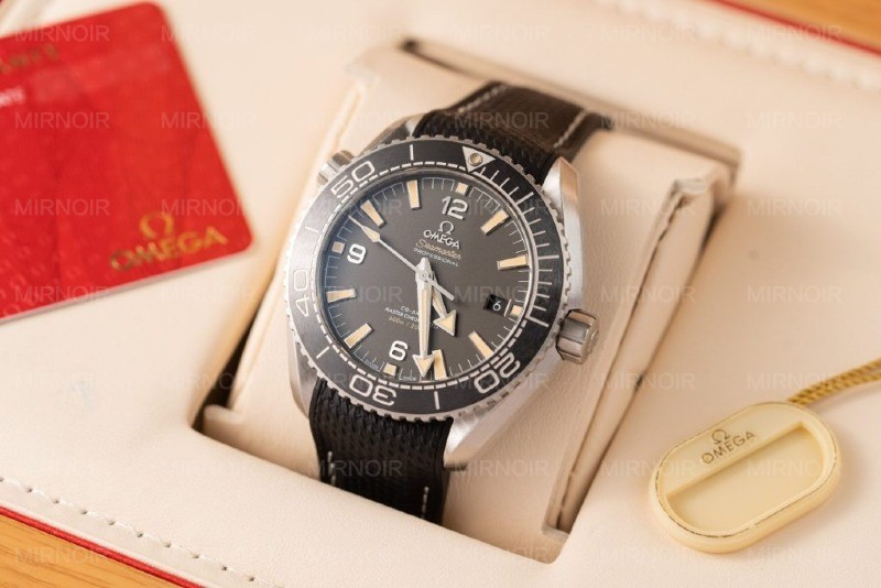 Dong-Ho-Omega-Planet-Ocean-600M-Mat-Den-Rep-11-Nha-May-VS-3.jpg