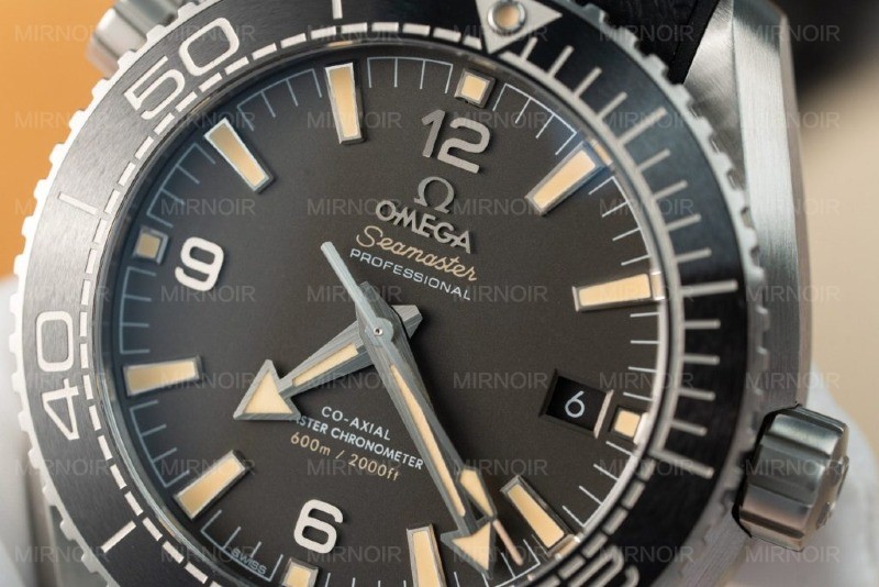 Dong-Ho-Omega-Planet-Ocean-600M-Mat-Den-Rep-11-Nha-May-VS-4.jpg