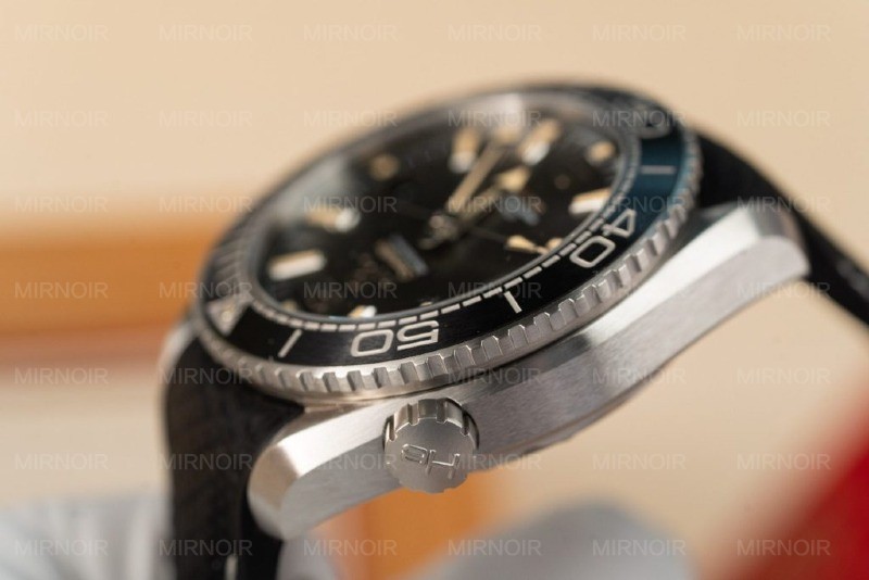 Dong-Ho-Omega-Planet-Ocean-600M-Mat-Den-Rep-11-Nha-May-VS-6.jpg