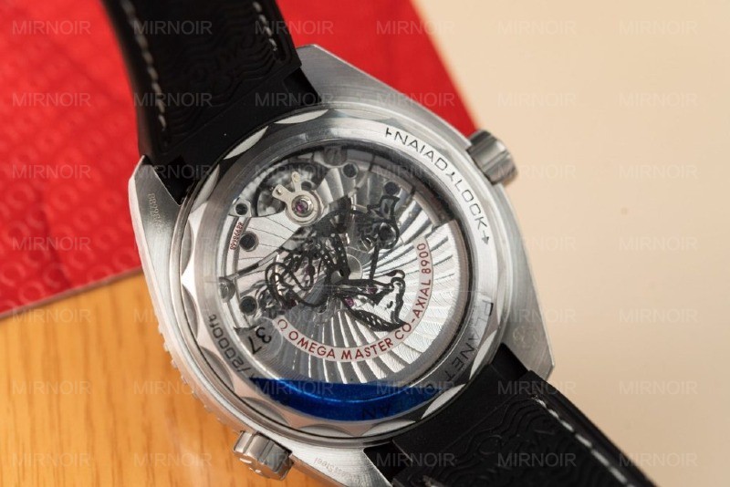 Dong-Ho-Omega-Planet-Ocean-600M-Mat-Den-Rep-11-Nha-May-VS-7.jpg