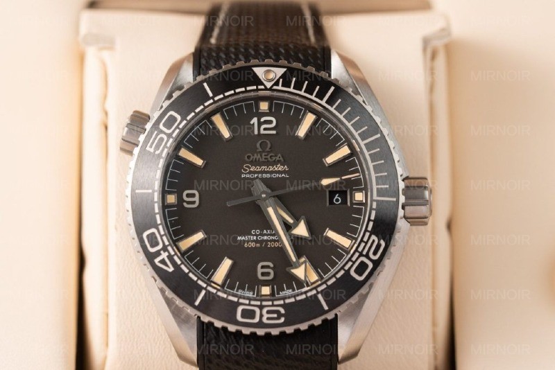 Dong-Ho-Omega-Planet-Ocean-600M-Mat-Den-Rep-11-Nha-May-VS-8.jpg