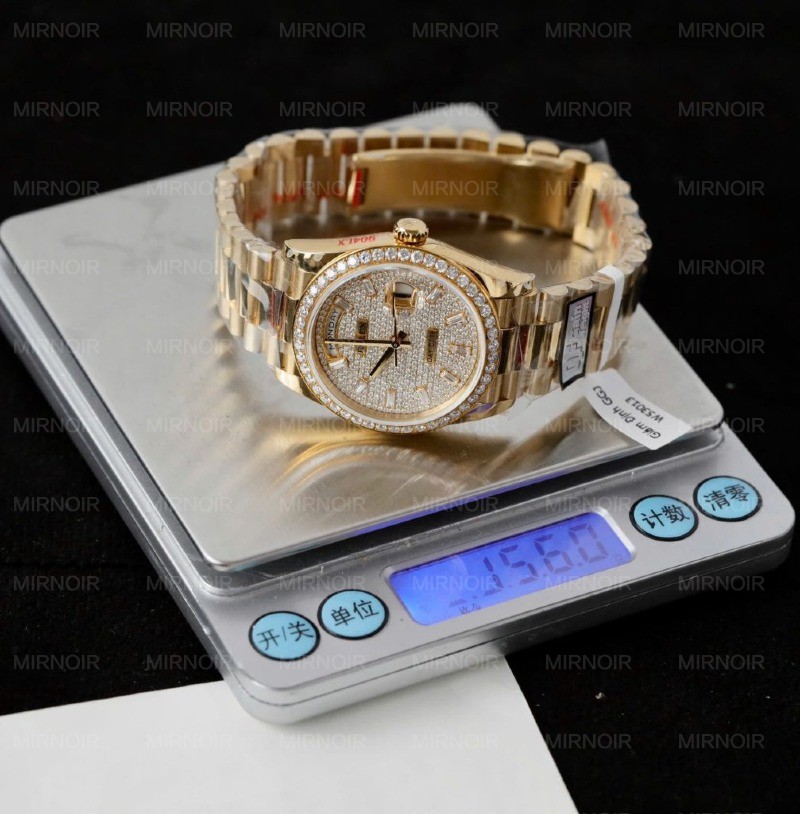 Dong-Ho-Rolex-Day-Date-Che-Tac-Boc-Vang-18K-Dinh-Kim-Cuong-Moissanite-Xuong-QF-36mm-1-1007x1024.jpg