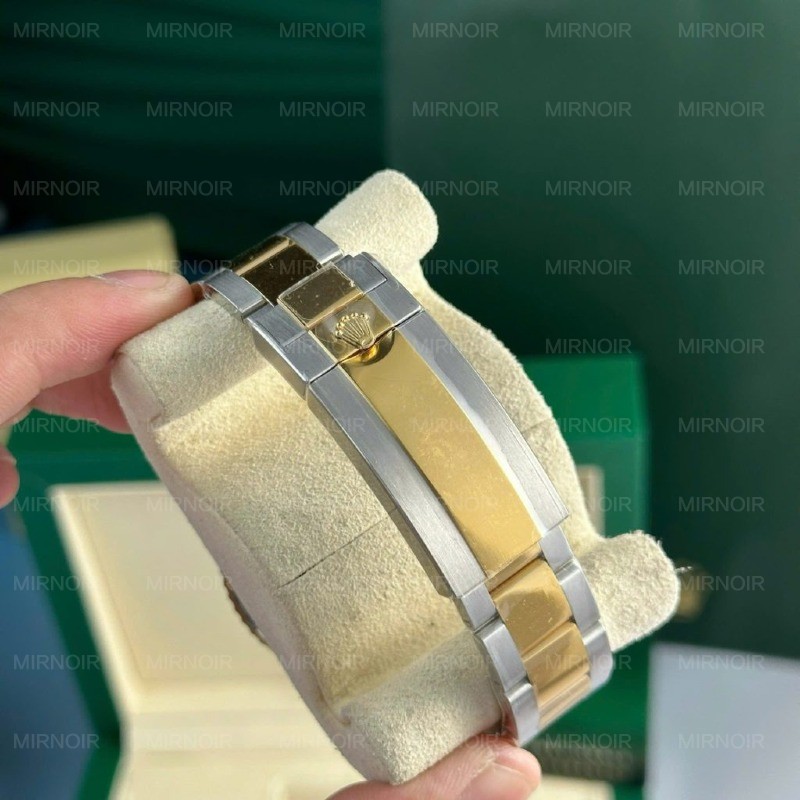 Dong-Ho-Rolex-Sea-Dweller-126603-Replica-11-Mau-Demi-Vang-Mat-Den-Xuong-VS-43mm-3-1024x1024.jpg