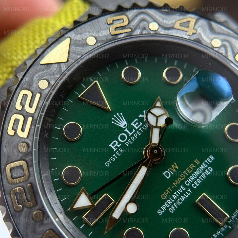 Dong-Ho-Rolex-GMT-Master-II-Diw-Replica-11-Vo-Carbon-Mat-Xanh-La-Cay-40mm-5-1024x1024.jpg
