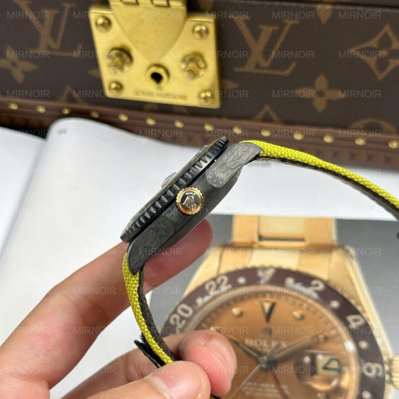 Dong-Ho-Rolex-GMT-Master-II-Diw-Replica-11-Vo-Carbon-Mat-Xanh-La-Cay-40mm-9-1024x1024.jpg