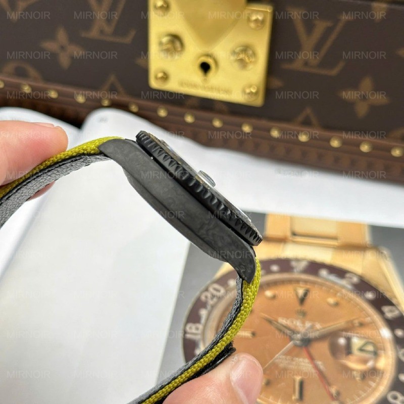 Dong-Ho-Rolex-GMT-Master-II-Diw-Replica-11-Vo-Carbon-Mat-Xanh-La-Cay-40mm-12-1024x1024.jpg