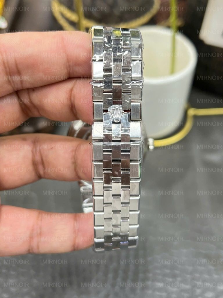 Dong-Ho-Rolex-Land-Dweller-127334-Replica-11-Mat-Trang-Hoa-Tiet-To-Ong-40mm-2-768x1024.jpg