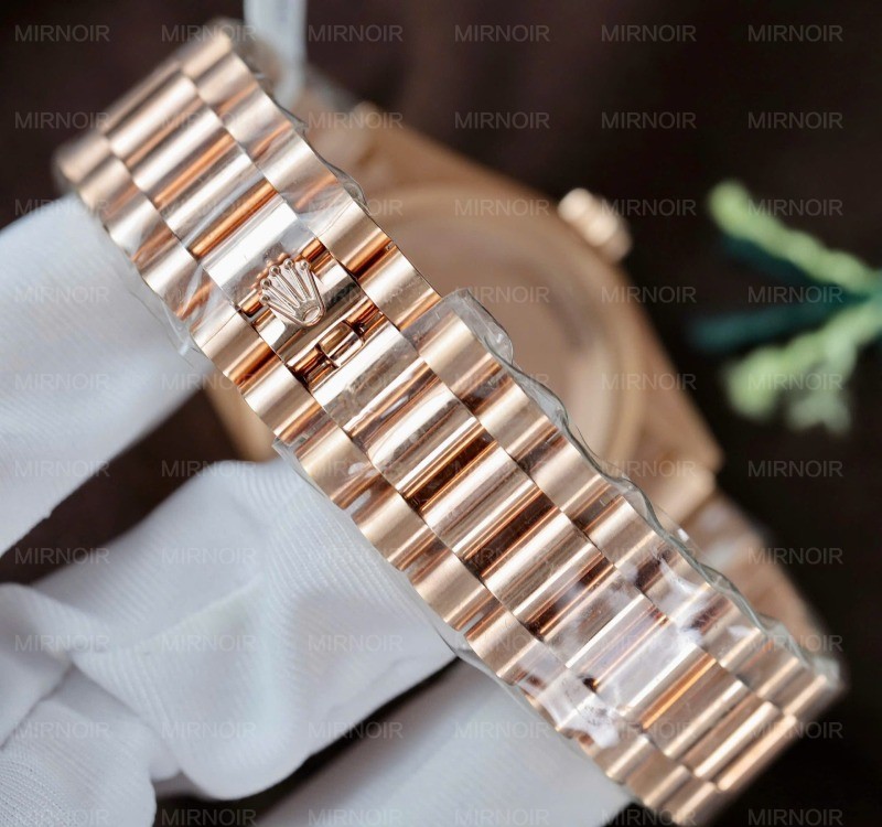 Dong-Ho-Rolex-Day-Date-Mat-Thien-Thach-Tuy-Chinh-Boc-Vang-That-Coc-So-Kim-Cuong-Moissanite-Baguette-36mm-1.jpg