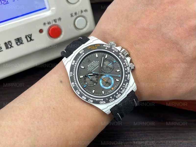 Dong-Ho-Rolex-Cosmograph-Daytona-DIW-Che-Tac-Carbon-Cao-Cap-Nhat-40mm-1.jpg