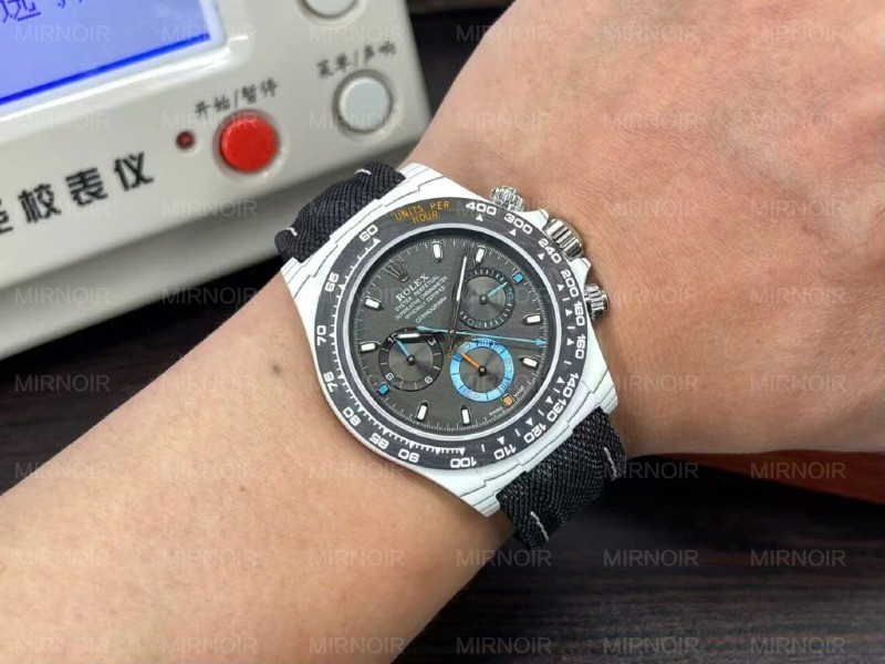 Dong-Ho-Rolex-Cosmograph-Daytona-DIW-Che-Tac-Carbon-Cao-Cap-Nhat-40mm-1-1024x768.jpg