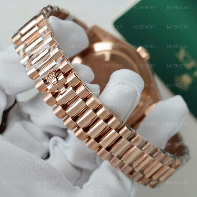 Dong-Ho-Rolex-Day-Date-Mat-Xanh-La-Cay-Che-Tac-Boc-Vang-Dinh-Kim-Cuong-Moissanite-Baguette-40mm-2-1024x1024.jpg