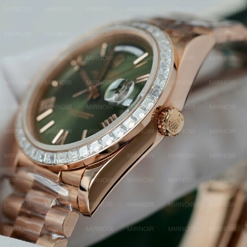 Dong-Ho-Rolex-Day-Date-Mat-Xanh-La-Cay-Che-Tac-Boc-Vang-Dinh-Kim-Cuong-Moissanite-Baguette-40mm-4-1024x1024.jpg
