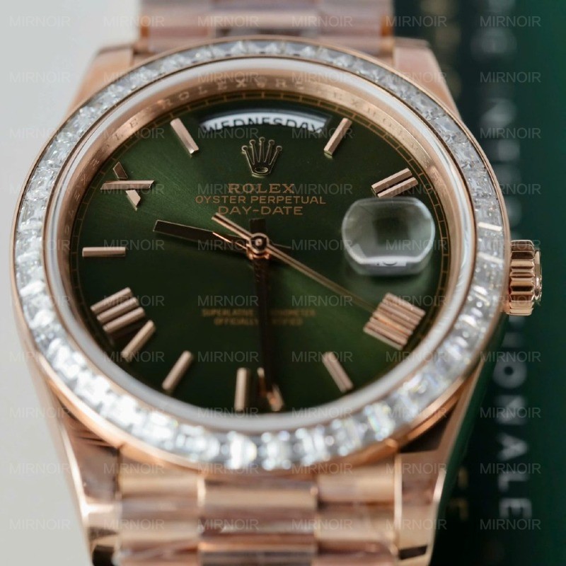 Dong-Ho-Rolex-Day-Date-Mat-Xanh-La-Cay-Che-Tac-Boc-Vang-Dinh-Kim-Cuong-Moissanite-Baguette-40mm-8-1024x1024.jpg