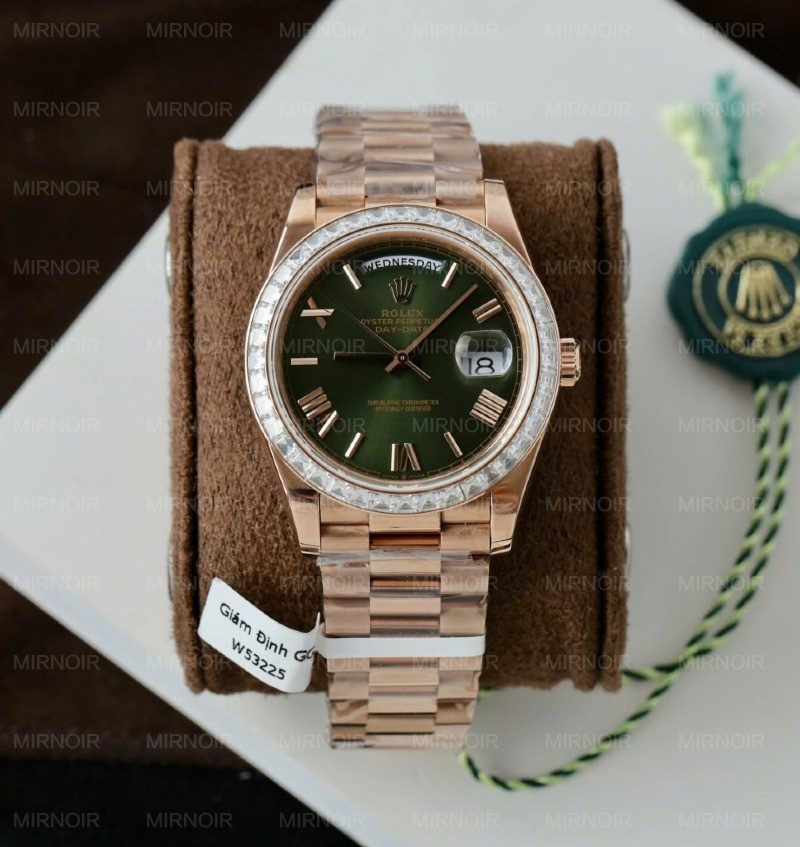 Dong-Ho-Rolex-Day-Date-Mat-Xanh-La-Cay-Che-Tac-Boc-Vang-Dinh-Kim-Cuong-Moissanite-Baguette-40mm-10-968x1024.jpg