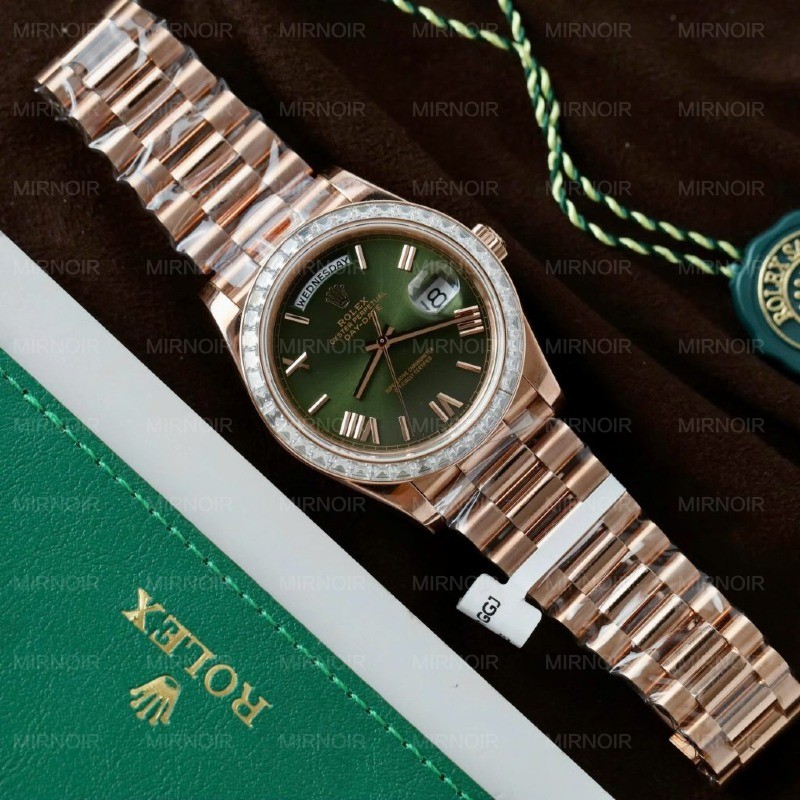 Dong-Ho-Rolex-Day-Date-Mat-Xanh-La-Cay-Che-Tac-Boc-Vang-Dinh-Kim-Cuong-Moissanite-Baguette-40mm-11-1024x1024.jpg