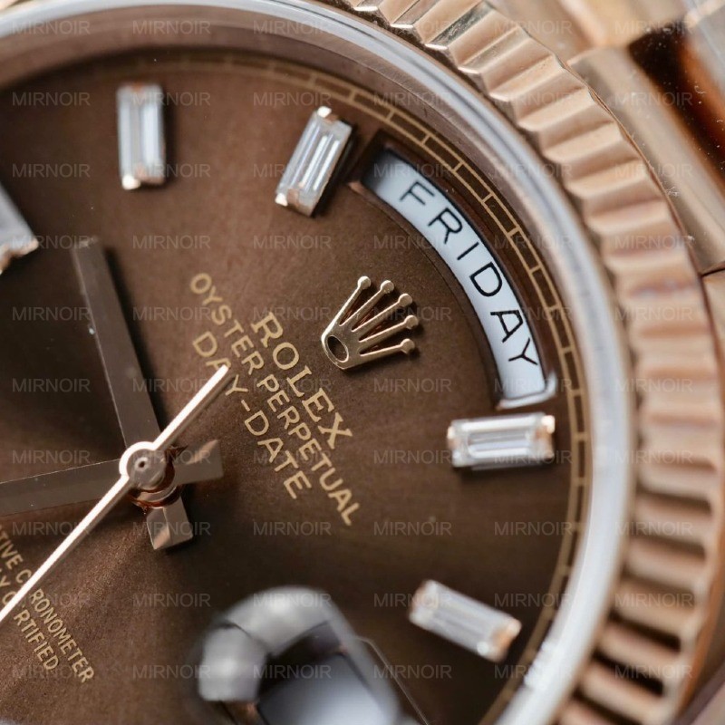 Dong-Ho-Rolex-Day-Date-Mat-Chocolate-Che-Tac-Boc-Vang-Coc-So-Dinh-Moissanite-Baguette-40mm-1-1024x1024.jpg