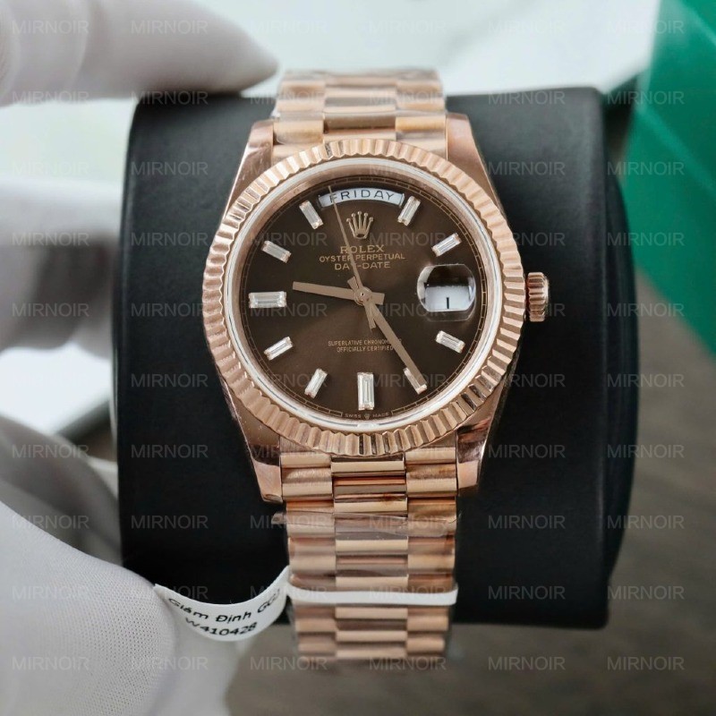 Dong-Ho-Rolex-Day-Date-Mat-Chocolate-Che-Tac-Boc-Vang-Coc-So-Dinh-Moissanite-Baguette-40mm-3-1024x1024.jpg