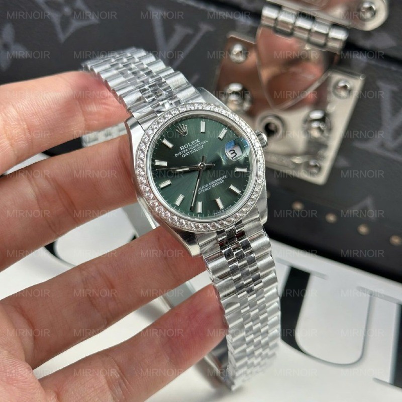 Dong-Ho-Rolex-DateJust-Replica-11-Mat-Xanh-La-Cay-Coc-So-Da-Quang-Nha-May-THB-31mm-5-1024x1024.jpg