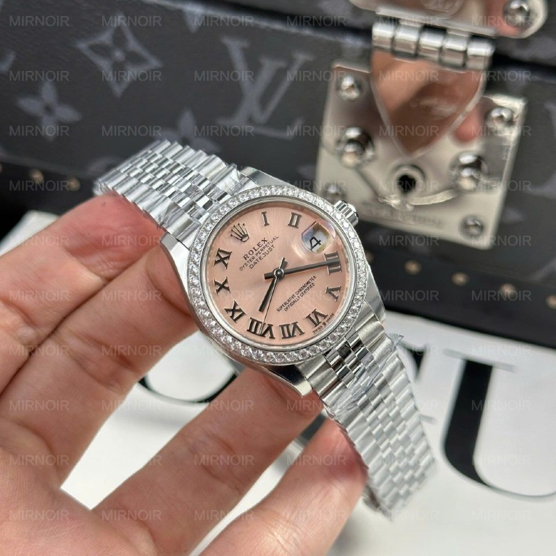 Dong-Ho-Nu-Rolex-DateJust-Replica-11-Mat-Hong-Vien-Dinh-Da-Nha-May-THB-31mm-2-1024x1024.jpg