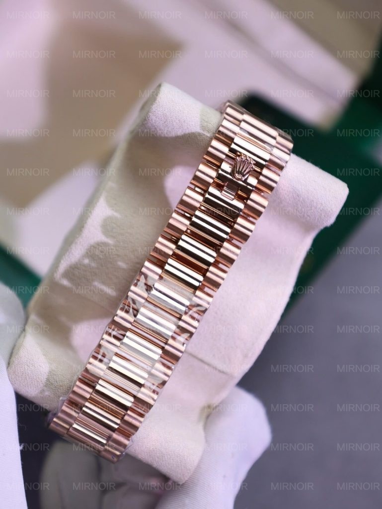 Dong-Ho-Rolex-Day-Date-Che-Tac-Kim-Cuong-Moissanite-Boc-Vang-Hong-18K-GMF-40mm-1-769x1024.jpg