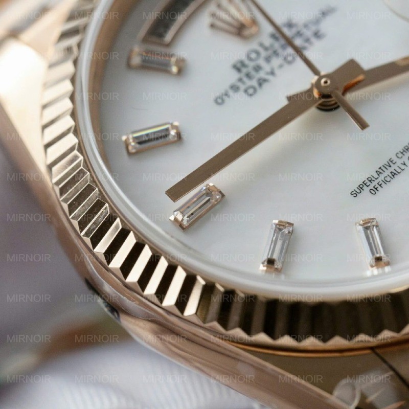 Dong-Ho-Rolex-Day-Date-Replica-11-Ma-Vang-Hong-Mat-MOP-Nha-May-QF-36mm-4-1024x1024.jpg