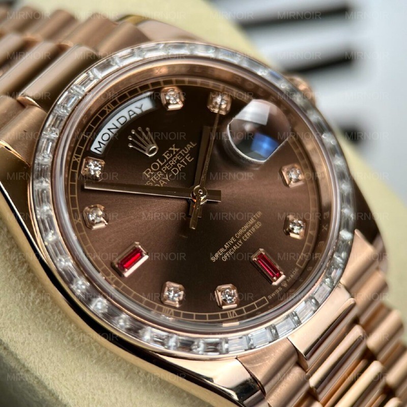 Dong-Ho-Che-Tac-Rolex-Day-Date-Boc-Vang-Dinh-Kim-Cuong-Moissanite-Baguette-36mm-8.jpg