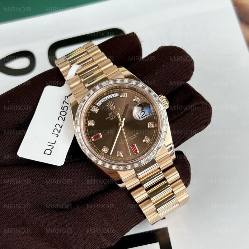 Dong-Ho-Che-Tac-Rolex-Day-Date-Boc-Vang-Dinh-Kim-Cuong-Moissanite-Baguette-36mm-9.jpg