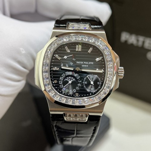 파텍필립 노틸러스 - Patek Philippe Nautilus 5724G Blue Dial Leather Strap 40mm