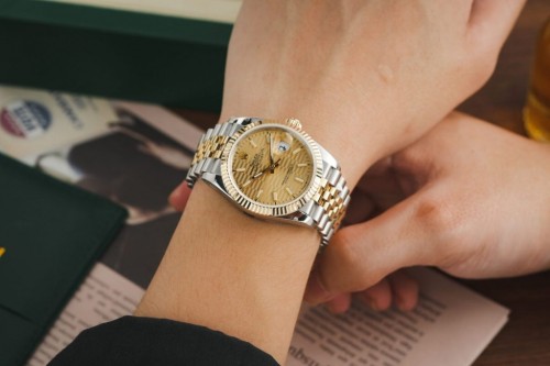로렉스 데이져스트 - Rolex DateJust 126233 Yellow Champagne Fluted Dial Gold Wrapped 36mm