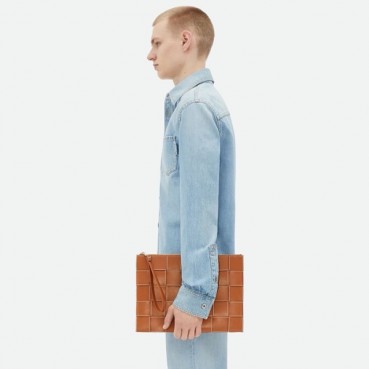 보테가베네타 남성 카멜 클러치 