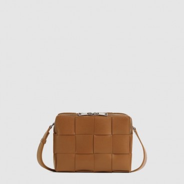 보테가 베네타 남성 카세트 카메라 백 