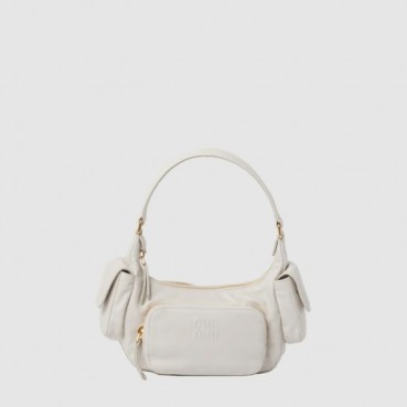 미우미우 여성 나파 가죽 포켓 백 