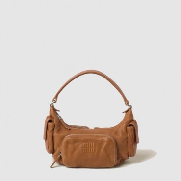 미우미우 여성 나파 가죽 포켓 백 