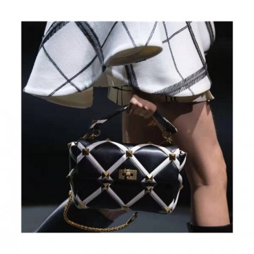 [매장판]Valentino 2021 Large Garavani Roman Stud Shlouder Bag,30cm,VTB1084 - 발렌티노 라지 로만 스터드 숄더백,30cm,블랙