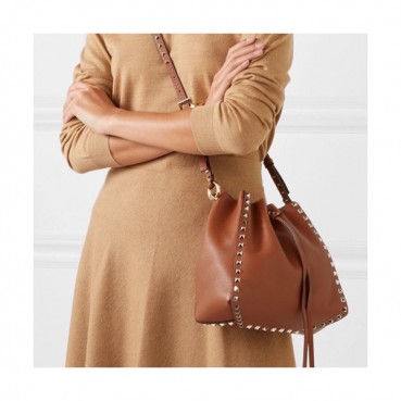 Valentino 2020 Garavani Rockstud Leather Bucket Shoudler Bag,22CM - 발렌티노 2020 가라바니 락스터드 레더 버킷 숄더백, VTB0953,22CM,브라운