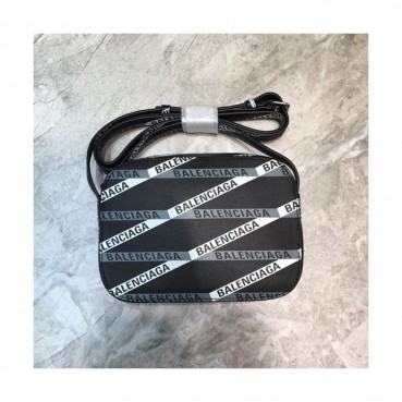 Balenciaga 2019 Leather Ville Camera Shoulder Bag,18cm - 발렌시아가 2019 레더 빌 카메라 숄더백,BGB0280,18cm,블랙