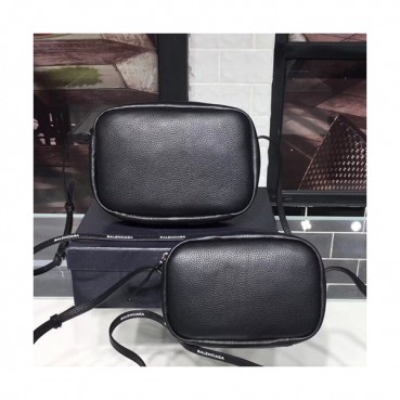 [데일리백으로 강추]Balenciaga 2019 Leather  Camera Shoulder Bag,20/24CM - 발렌시아가 2019 레더 남여공용 카메라 숄더백,BGB0275,20/24CM,블랙