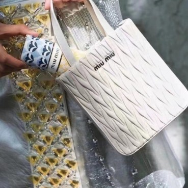 미우미우 여성 화이트 핸드백 - Miumiu Womens White Hand Bag 