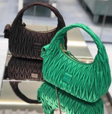 미우미우 여성 그린 토트백 - Miumiu Womens Green Tote Bag 