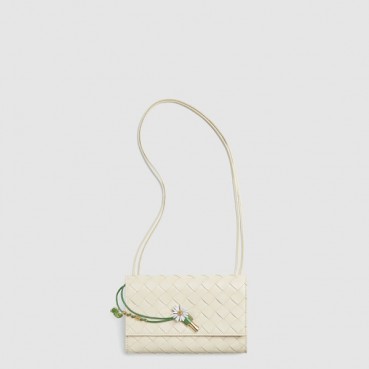 보테가 베네타 여성 안디아모 데이지 파우치 - Bottega veneta Womens Andiamo Daisy Pouch 